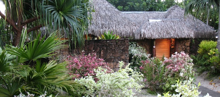 Le-Tahaa-bungalow-with-pretty-garden